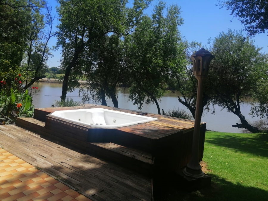 3 Bedroom Property for Sale in Viljoenskroon Rural Free State